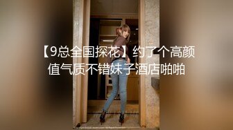 小伙高价约操两个极品外围美女双飞，换上吊带网袜一起服务，翘起屁股轮番操，搞完一炮中场休息，第二炮干的更加卖力1