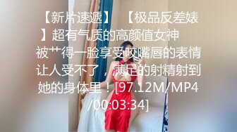 少妇逼痒痒了，就得这么操,完美露脸，服务到位