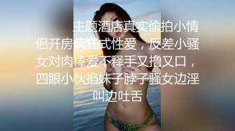 《母子乱伦》把老妈的睡裤连着内裤都退到了一半 在老妈的屁股沟里蹭起来 随着老妈的润滑我直接顶了进去