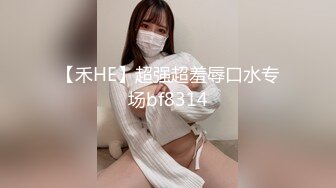 大哥的小女人露脸颜值不错，非常乖巧听话让大哥扒光了玩弄，先舔乳头再舔鸡巴和蛋蛋，无套抽插直接内射