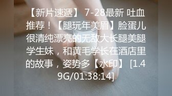 当她继续逗弄他的鸡巴时，他再也无法忍受并射精了。