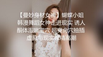 大学同班小可爱，活泼清纯 平时老喜欢她了，这下找到机会拍她尿尿的处女穴啦，还和室友在讨论课程！