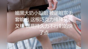  漂亮美女 臭弟弟又说想我的小骚逼了 说喜欢后入 这样可以边操边欣赏我的骚屁屁