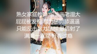  性感红唇骚女两男一女淫乱啪啪，非常迫不及待快过来呀，双屌左右一起交还说真好吃