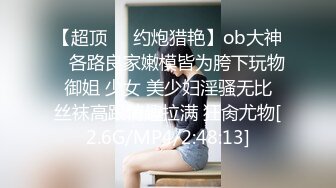   绿帽淫妻性爱狂老公在前面开车 淫妻在后座被单男无套猛操 危险期骑乘内射 中文字幕解说超刺激