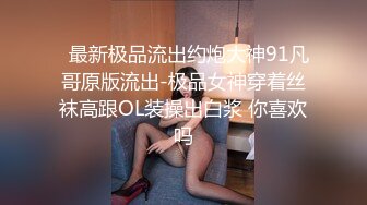 一边用手机追剧一边洗澡的妹子,好想抚摸你那坚挺的奶子