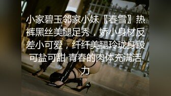 美女一路小跑急着上厕所 快憋不住了