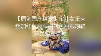 很哇塞的极品少妇，黑丝露脸舔着鸡巴直流口水