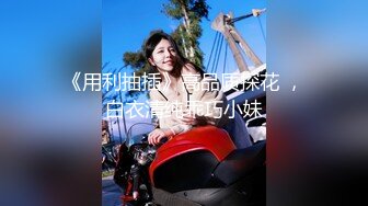 【新片速遞】 单位女厕全景偷拍制服美女同事的小黑鲍