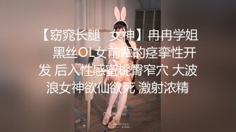 深夜来个黑丝美女，伸进黑丝揉穴，美女很配合，埋头舔骚逼，各种姿势换着操