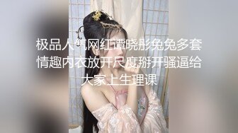 【笑起来甜美新人美妞】慢慢脱下内裤特写，揉捏奶子掰开紧致小穴，双指夹住阴唇手指扣弄，搞得小逼湿湿哒