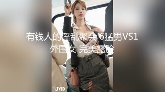 美眉直播甩屁屁 臀部太丰满直接给裤带崩飞了