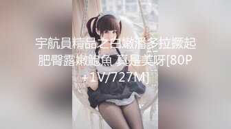 约两个巨乳妹子玩嗨了就顺便裸泳一下