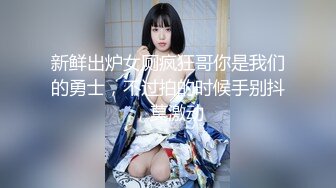 四川轻熟妇孩子都俩个了,穿着开档牛仔裤和老公小公园大胆露出,生怕被路人看到