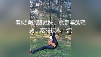 帅小伙网聊美臀小骚货过来操逼，抱着猛操一个人操着没劲，好友加入激情3P，前后夹击你操完我操，搞得妹子爽歪歪