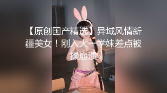 【新片速遞】 淫妻 绿帽就翘着二郎腿默默欣赏高颜值娇妻 翘起大屁屁上下嘴伺候着两根棒棒 这心境真不错