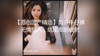 极品尤物美女小骚货，和眼镜闺蜜4P名场面2，纹身大哥两女轮着操，骑乘后入，一人一个尽情输出