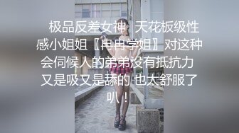  窗户缝偷窥对面楼的美女洗澡刮毛