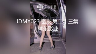 大奶骚妹夜晚驾车和炮友户外车震，摇下车窗掏出奶子呻吟，路边退下衣服深喉口交，后座骑乘猛操回家再继续操