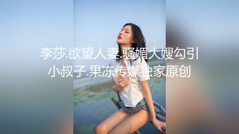 唯美人妻 被儿子和他朋友一起3P 看着骚母亲的淫穴 朋友不经意舔了起来 瞬间高潮内射