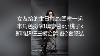 小夫妻很另类，卫生间马桶n上开干，瘦瘦小哥哥后入操大眼美少妇