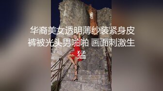 H奶同事“娃娃”在男厕自慰，被男同事抓到无奈被迫来一炮