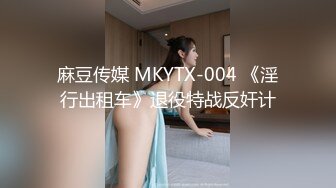 美妞一脸享受的品尝这根黑炭鸡巴