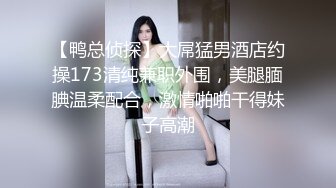 壞壞女學生葉魚魚,穿錯制服還在教室各種胡鬧姿勢