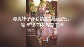 逼逼和屁屁都涂满精油的小少妇，水嫩光滑小粉穴极品小翘臀，各种展示极尽风骚，撅着屁股让大哥抠弄好刺激