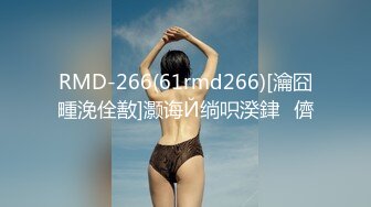 这美女也太牛了吧 当这么多人面撒尿，完全无视路人存在啊