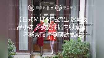 漂亮妹子张着水汪汪大眼吃棒棒