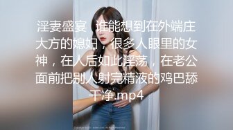 酒店情趣圆床偷拍 胖哥和女友一边玩手游一边做爱