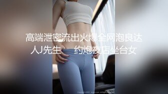 巨乳少妇全程露脸好骚啊，让小哥从后面抓着奶子玩弄，口交大鸡巴主动上位抽插，后入爆草大肥屁股浪荡呻吟