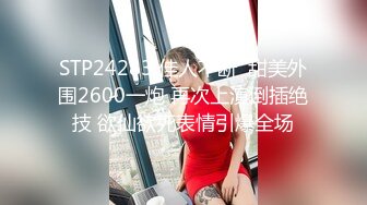 颜值不错的风骚女模特，大辫子漏出骚奶子诱惑狼友跟两位大哥激情3P