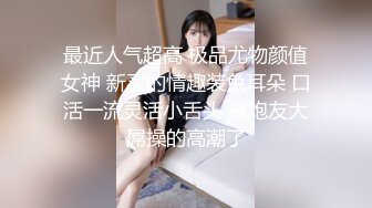 近期下海活力少女！贫乳奶子苗条身材！脱下牛仔裤翘起屁股，无毛嫩穴，手指扣弄揉搓很享受