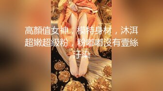 圆圆脸C罩杯短发新人美女，性感吊带小背心，拿出假屌磨蹭骚穴，骑坐抽插猛捅，菊花门口磨蹭，掏出大奶子很柔软