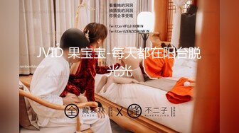 跟随抄底漂亮美眉 美眉跟闺蜜不停自拍 我就不停抄她性感小屁屁 内内太小 毛毛都出来了