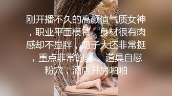 肉肉身材白色外套妹子，按头口交上位骑坐侧入大力抽插猛操