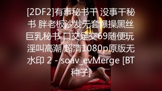 餐厅服务员小美女，来大姨妈了还要上班，正巧上厕所拍下了这一幕，底下还在流血！